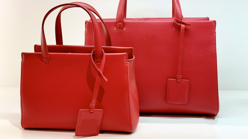 大小二つの赤いハンドバッグの写真