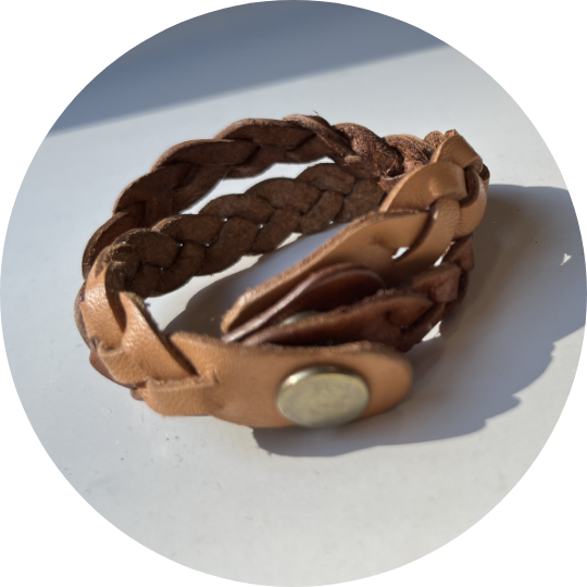 クロス編みの革ブレスレットの写真