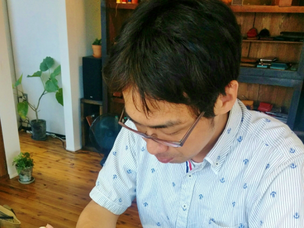 メガネをかけた男性の生徒が作業している様子の写真